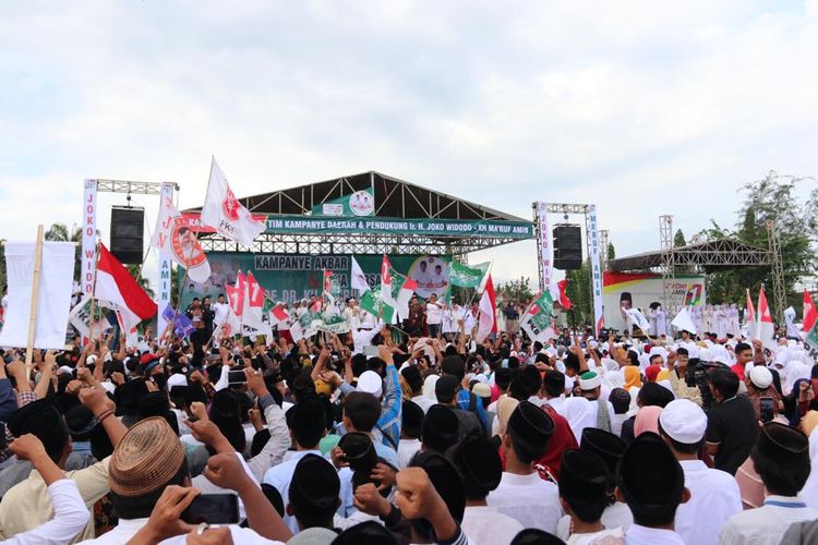 Maruf Amin disambut puluhan ribu massa yang mayoritas berpakaian serba putih di Pamekasan, Madura, Senin (1/4/2019).