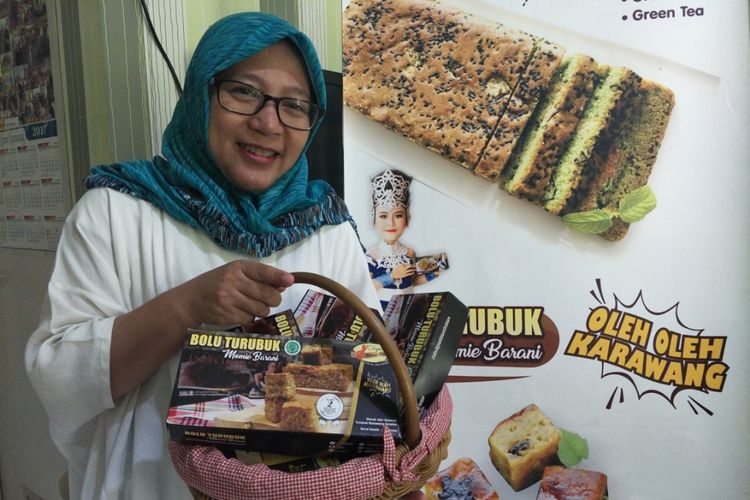 Ivy dan bolu turubuk yang Ia produksi.