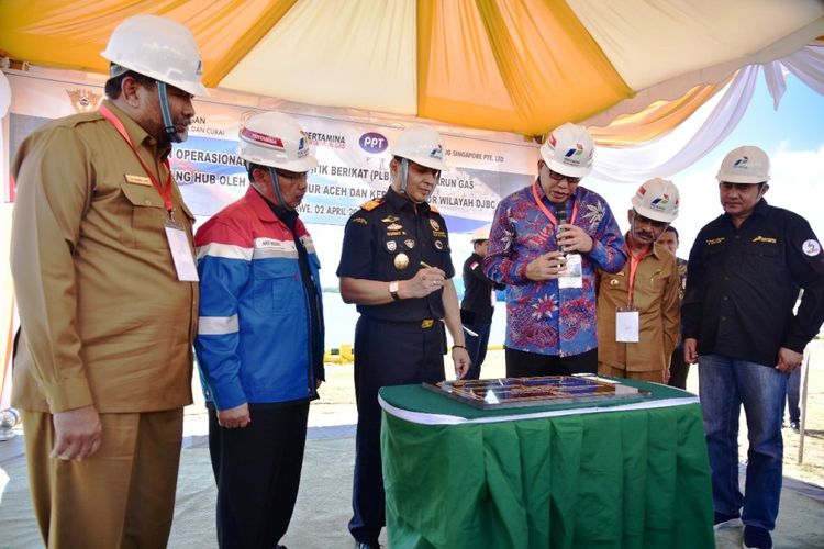 Plt Gubernur Aceh, Nova Iriansyah, meresmikan tempat penyimpanan gas milik PT Perta Arun Gas, di Pelabuhan Khusus Perta Arun Gas, Lhokseumawe, Aceh, Selasa (4/2/2019)