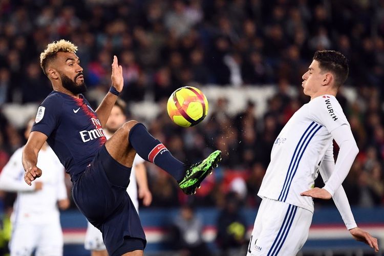 Eric Maxim Choupo-Moting mencoba melewati penjagaan Anthony Caci pada laga PSG vs Strasbourg di Stadion Parc des Princes dalam lanjutan Liga Perancis, 7 April 2019. 