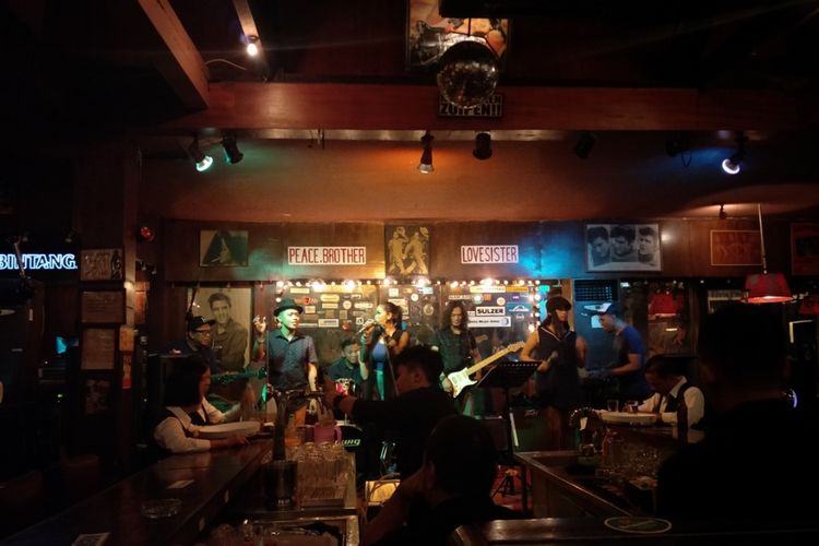 Live music di Jaya Pub, Thamrin, Jakarta Pusat.