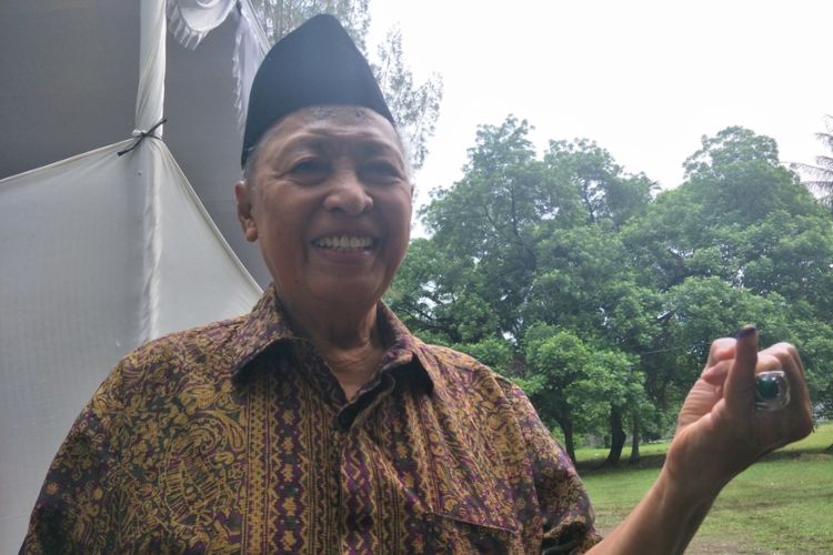 Wakil Presiden Republik Indonesia kesembilan Hamzah Haz mengunakan hak suaranya pada Pemilu 2019 di TPS 10 Kelurahan Kuningan Timur, Jakarta Selatan, Rabu (7/4/2019).