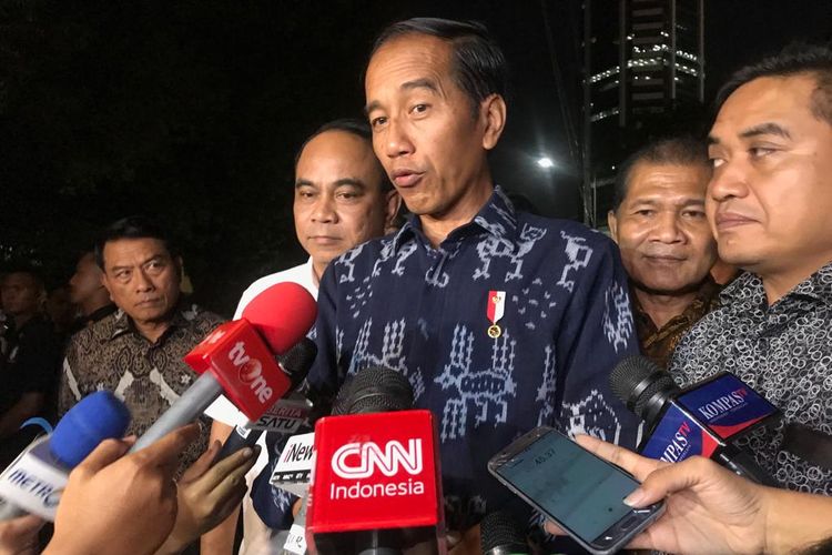 Capres petahana Joko Widodo usai bertemu pimpinan relawan di Restoran Seribu Rasa, Menteng, Jakarta Pusat, Senin (22/4/2019).