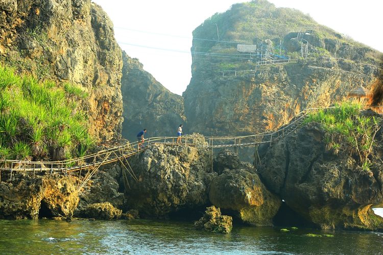 Pantai Nglambor, Gunungkidul Yogyakarta. Di sini wisatawan dapat melakukan aktivitas snorkeling.