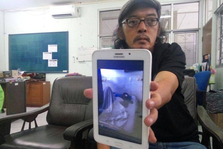 Manager Umum Akademi PSS Sleman, Yohannes Sugianto saat menunjukan foto Anggriyanto Faisal usai usai menjalani operasi 