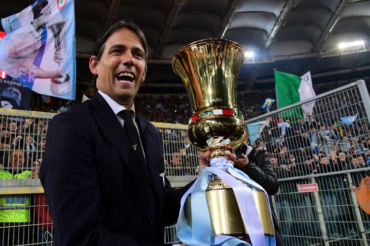 Pelatih Lazio, Simone Inzaghi, memegang trofi Coppa Italia usai laga Lazio Vs Atalanta di Stadion Olimpico, Roma, Italia, Rabu (15/5/2019) waktu setempat.