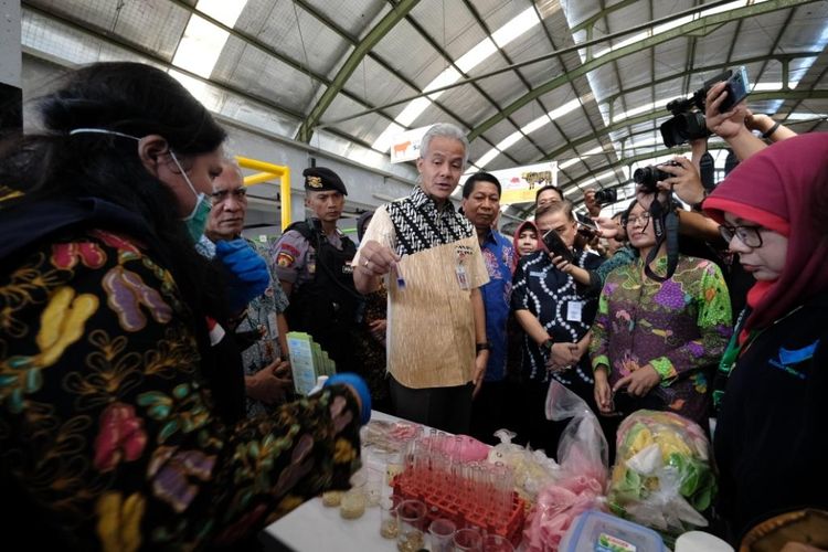 Gubernur Jawa Tengah Ganjar Pranowo bersama tim BPOM melakukan uji laboratorium makanan mengandung formalin dan pewarna makanan di Pasar Rejowinangun Kota Magelang, Kamis (23/5/2019)