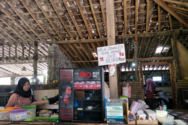 Kedai Kopi Merapi yang terletak di Kepuharjo, Cangkringan, Petung, Kepuharjo, Cangkringan, Kabupaten Sleman, Daerah Istimewa Yogyakarta.