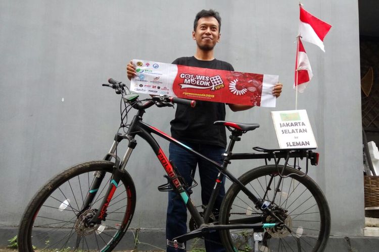 Pujonarko bersama sepeda yang digunakanya gowes mudik dari Jakarta Selatan menuju rumahnya di Sleman, saat ditemui Kompas.com, Senin (3/6/2019). 
