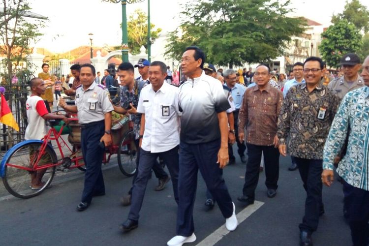 Gubernur DIY Sri Sultan HB X saat berjalan di Malioboro ditemani Walikota Yogyakarta Haryadi Suyuti untuk memantau uji coba semi pedestrian pada Selasa (18/6/2019). 