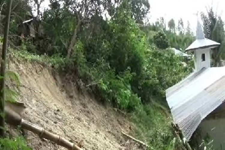 Gereja Tertimpa Tebing Longsor Setinggi 15 Meter  