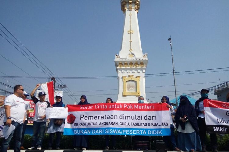 Formayo saat mengelar aksi terkait PPDB di Tugu Yogyakarta pada Minggu (23/06/2019). Formayo meminta presentase jalur prestasi PPDB di DIY ditambah sesuai dengan revisi permendiknas. 