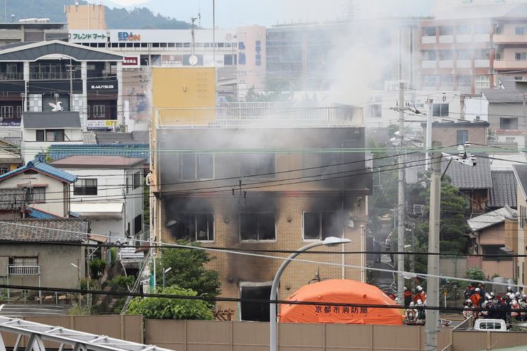 Asap putih keluar dari sisa kebakaran yang melalap gedung studio Kyoto Animation Co di Kyoto, Kamis (18/7/2019). Lebih dari 20 orang tewas dalam kebakaran yang disengaja itu.