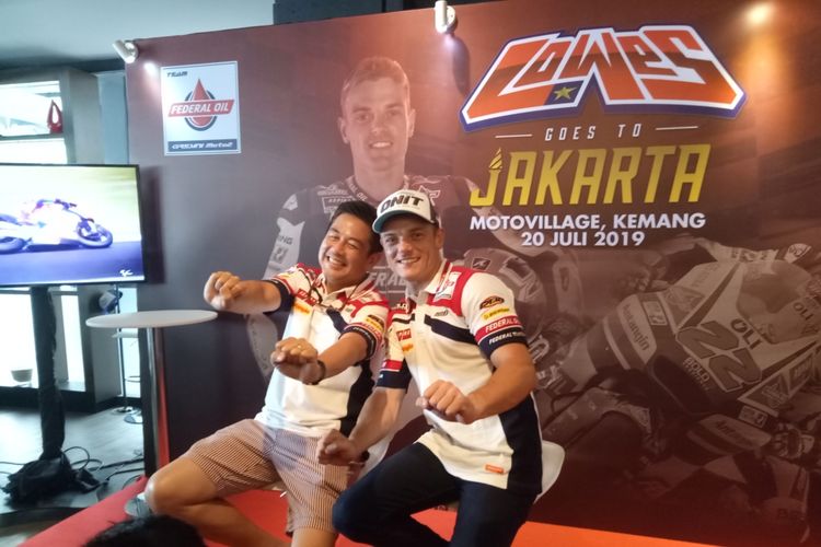 Pebalap Moto2 dari tim Federal Oil Gresini, Sam Lowes (kanan) seusai mengikuti kegiatan berkendara dengan sepeda motor berkeliling Jakarta, Sabtu (20/7/2019).