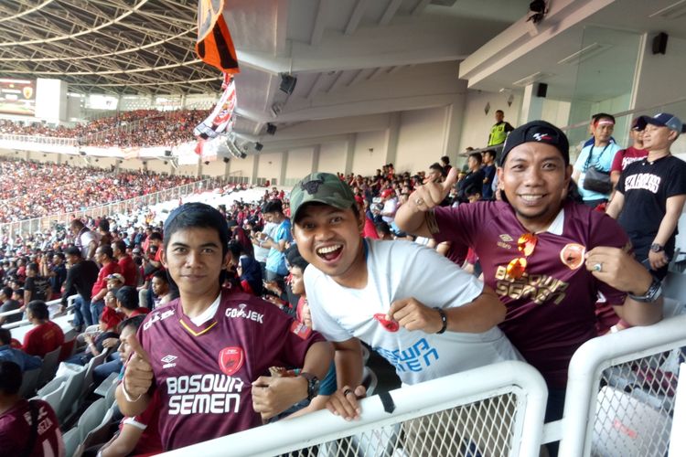 Sejumlah anggota The Macz Man yang hadir di Stadion Utama Gelora Bung Karno, Jakarta, menyaksikan final Piala Indonesia 2019 antara Persija vs PSM Makassar, Minggu (21/7/2019)