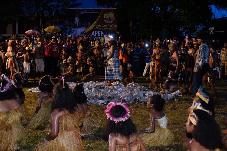 Apen Bayeren, ritual menginjak batu panas dengan kaki telanjang.