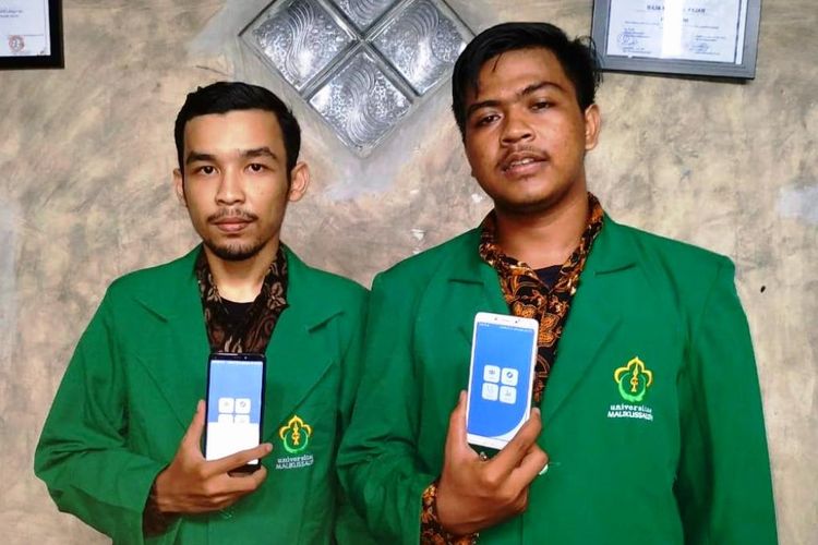 Malikul Fajar (20) dan Yaumil Ikhsan (21), mahasiswa jurusan Teknik Informatika, Universitas Malikussaleh (Unimal) Aceh Utara, memperlihatkan aplikasi terapi pribadi untuk pecandu narkoba di Kampus Lancang Garam, Kota Lhokseumawe, Kamis (25/7/2019)