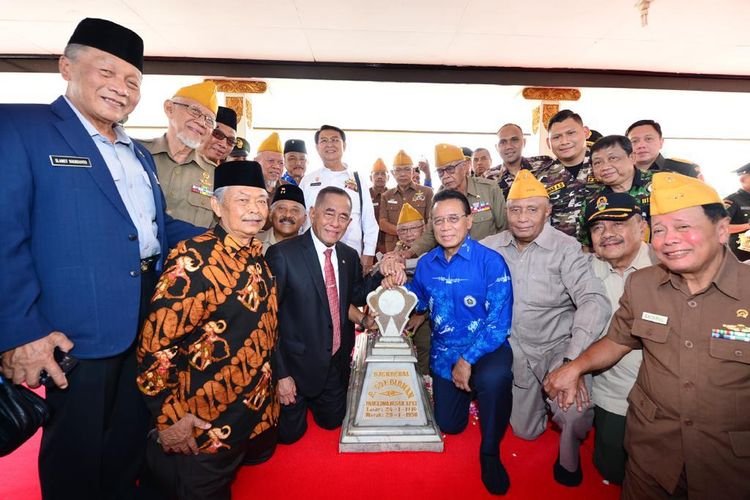 Menteri Pertahanan (Menhan) Ryamizard Ryacudu saat ziarah bersama para Purnawirawan ke Makam Pangsar Jenderal Sudirman di Taman Makam Pahlawan (TMP) Kusuma Negara Yogyakarta, Selasa (30/7/2019).

 