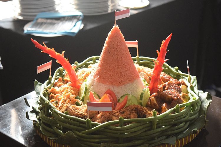 Nasi Tumpeng Merah Putih merupakan perpaduan antara nasi merah dan nasi putih yang dibentuk menjadi tumpeng melambangkan warna bendera Indonesia. 