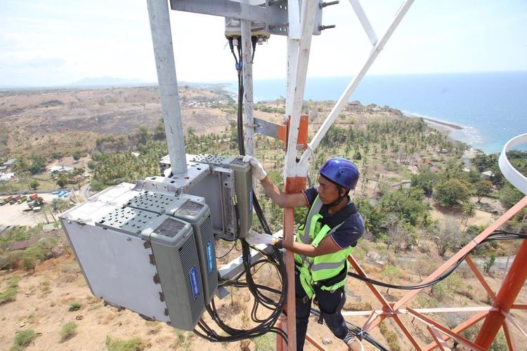 Teknisi XL Axiata sedang melakukan pemeriksaan terhadap perangkat BTS di daerah Labuhan Badas, Sumbawa Besar. Senin (26/8).