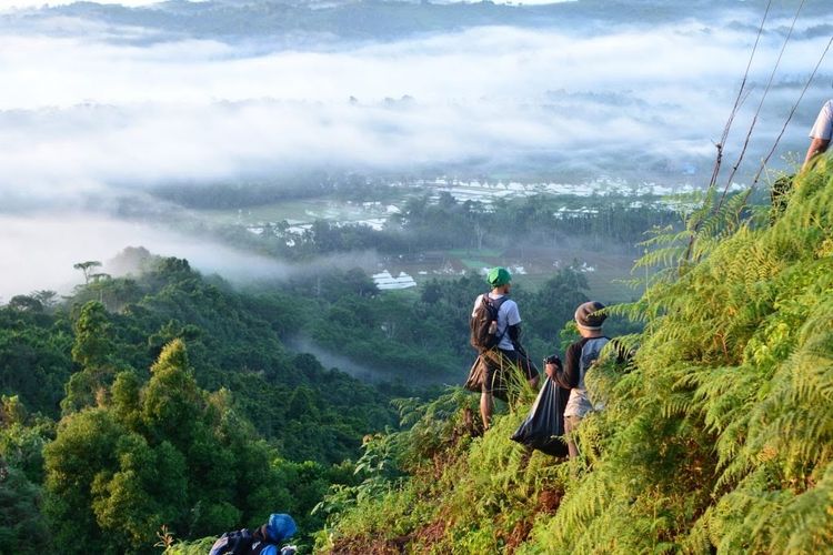 Wisata Bukit Biru merupakan wisata alam yang ada di Kabupaten Kutai Kartanegara.