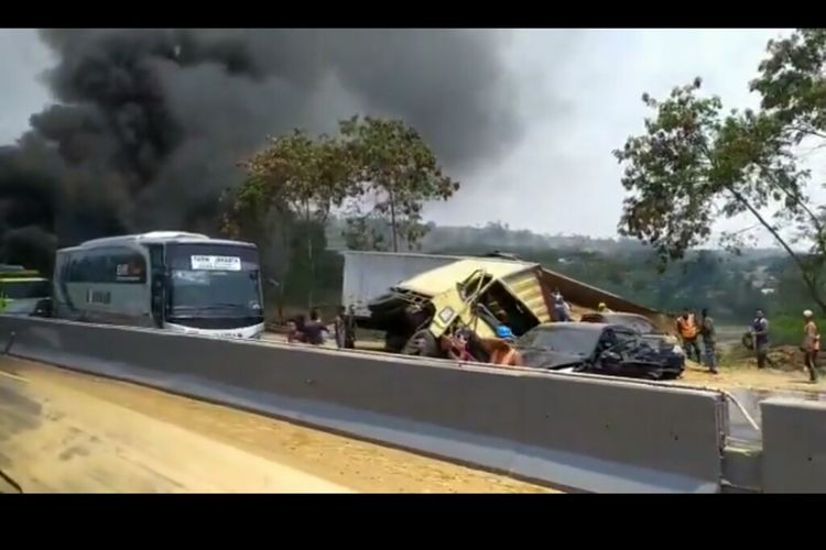 Kecelakaan beruntun di Cipularang.