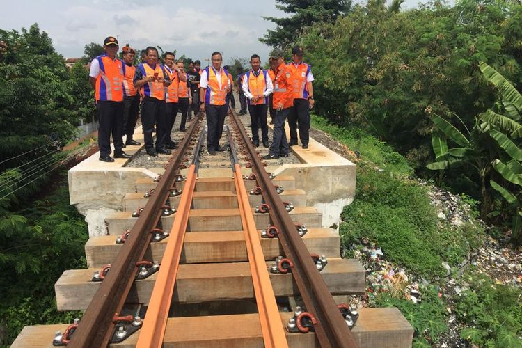 Dirut PT KAI Edi Sukmoro dan para direksinya sedang memeriksa rel kereta api di lintasan Bogor-Bandung di kecamatan Ciranjang, Cianjur, pada Februari 2019 lalu. Lalu lintas kereta api Bogor-Bandung rencananya dibuka akhir tahun 2019 ini.