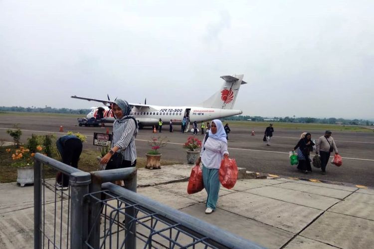 Penumpang menuju pintu keluar setelah turun dari pesawan Wings Air di Bandara Sultan Malikussaleh, Kabupaten Aceh Utara, Aceh, Minggu (9/9/2019)