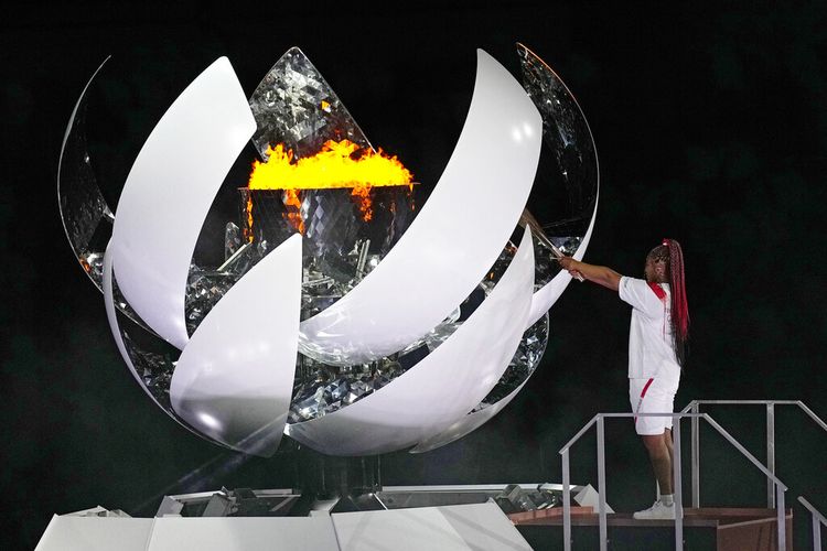 Naomi Osaka menyalakan api Olimpiade saat upacara pembukaan di Stadion Olimpiade pada Olimpiade Musim Panas 2020, Jumat, 23 Juli 2021, di Tokyo, Jepang.