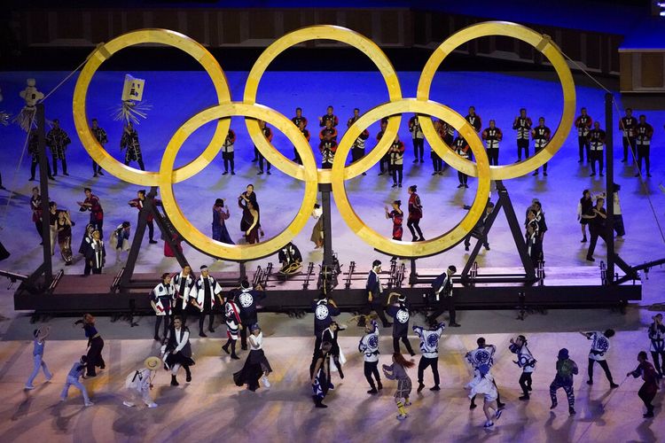 Para penari tampil saat upacara pembukaan di Stadion Olimpiade pada Olimpiade Musim Panas 2020, Jumat, 23 Juli 2021, di Tokyo, Jepang.