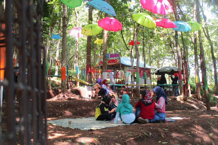 pengunjung menikmati kebersamaan di Sungai Mahoni