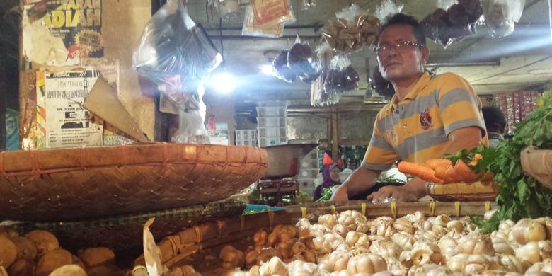 KENAIKAN HARGA ? Seorang pedagang sayuran di Pasar Muka Cianjur, Jawa Barat mengeluhkan kenaikan harga bawang merah dan bawang putih yang melonjak 100 persen dari harga normal, karena berdampak pada penurunan omset. (KOMPAS.com/FIRMAN TAUFIQURRAHMAN) 