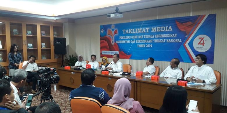 Direktur Jenderal Guru dan Tenaga Kependidikan (GTK) mengadakan konferensi pers di Ruang Rapat Ditjen GTK Kementerian Pendidikan dan Kebudayaan (Kemdikud), Jakarta, Senin (12/08/2019)