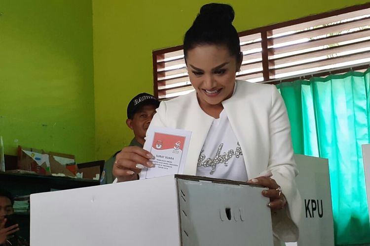 Krisdayanti saat menyalurkan hak suaranya di TPS 02 Kelurahan Sisir, Kota Batu, Rabu 17 April 2019 lalu.