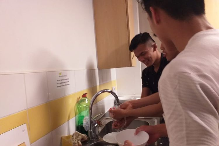 Pemain Garuda Select mencuci piring setelah berbuka puasa bersama di flat tempat tinggal pemain di Birmingham, Inggris, Selasa (7/5/2019).