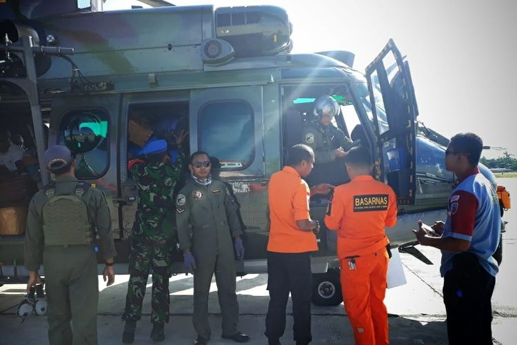 Helikopter milik TNI AU yang ikut melakukan pencarian longboat hilang di perairan Asmat, Senin (13/5/2019)