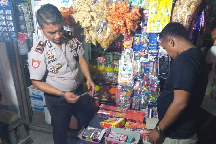 Aparat kepolisian dan TNI melakukan razia petasan di Pasar Kampung Gelapung, Padang Pariaman, Senin (20/5/2019) malam. 