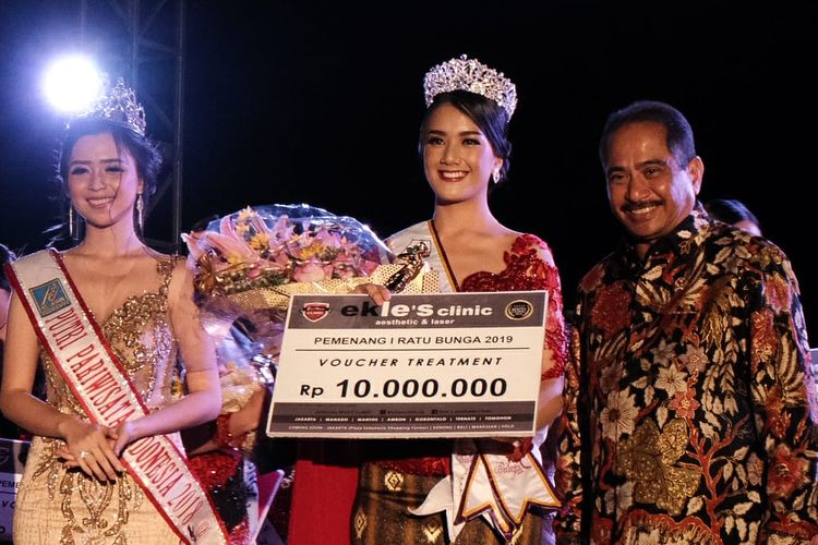 Menteri Pariwisata Arief Yahya berfoto bersama pemenang kontes Ratu Bunga 2019 yang merupakan di Tomohon, Sulawesi Utara Jumat (9/8/2019).
