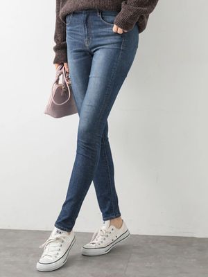 Celana denim model skinny dari koe