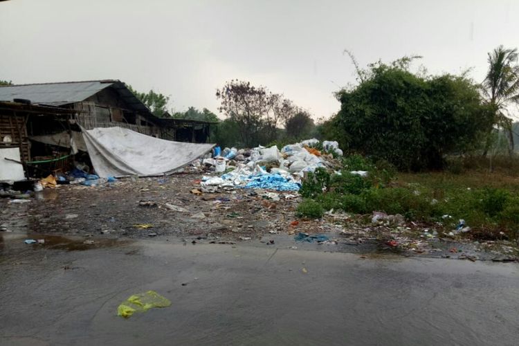 Tumpukan limbah plastik yang ada di tanah lapang Desa Sindang Jaya, Kabupaten Tangerang, Banten, Rabu (28/8/2019).