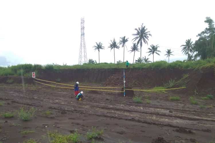 Di lokasi penemuan terdapat tumpukan atau tatanan bata merah yang berada 1 meter di atas permukaan tanah. 