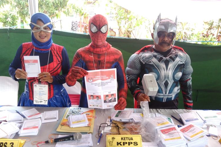 Anggota KPPS TPS 05 Kelurahan Babat Jerawat, Kecamatan Pakal, Kota Surabaya mengenakan atribut Superhero, Rabu (17/4/2019)
