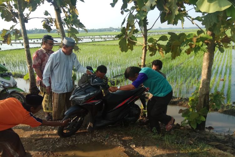 Polisi dibantu warga mengevakuasi temuan motor misterius di Desa Mangunan Lor , Kecamatan Kebonagung Demak, Sabtu (27/4/2019)