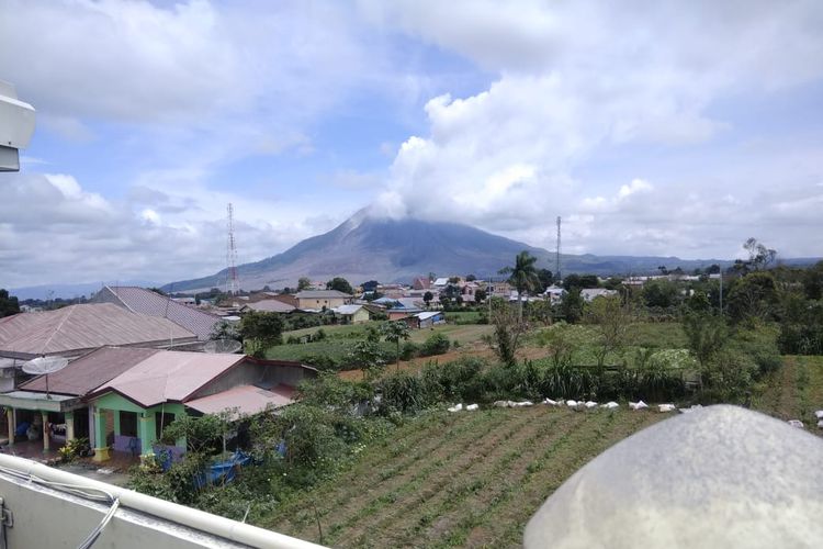 Suasana Gunung Sinabung pasca-erupsi, Rabu (8/5/2019). Gunung terlihat tenang dan sebagian besar puncak gunung tertutup kabut tebal.