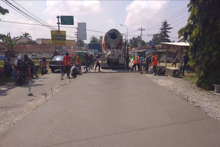 Ruas jalur selatan di Kabupaten Banyumas, Jawa Tengah, dicor beton, beberapa waktu lalu.