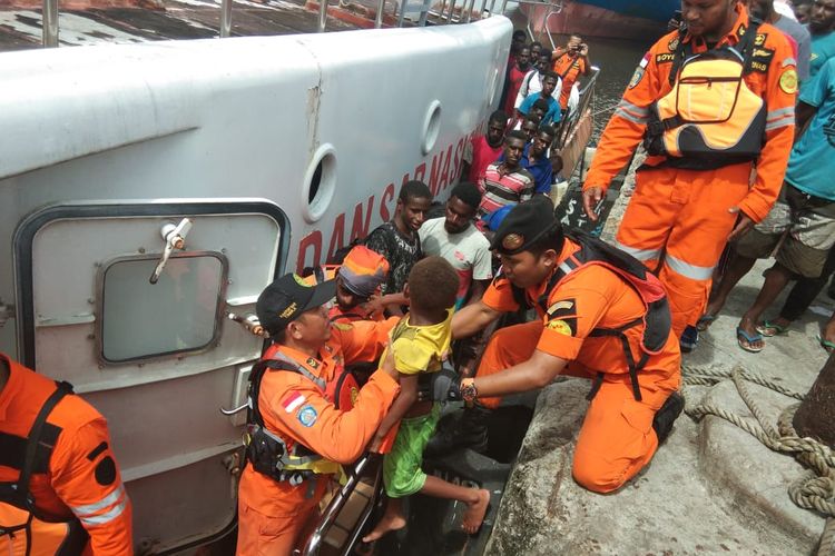 Seorang anak saat dievakuasi dari kapal ikan ke kapal SAR, Selasa (14/5/2019)