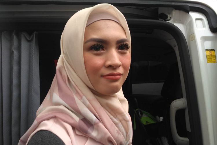 Artis peran Donita usai tampil di salah satu acara stasiun televisi swasta kawasan Mampang, Jakarta Selatan, Jumat (17/5/2019).