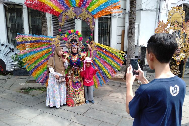 Pengunjung Berfoto di Kawasan Wisata Kota Tua, Jakarta Barat, Sabtu (8/6/2109)