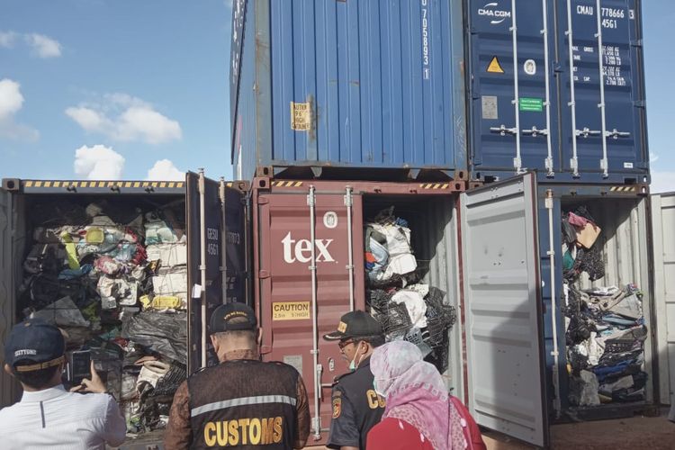 Kantor Pelayanan Umum (KPU) Bea dan Cukai Tipe Batam, Kepulauan Riau akhirnya menghentikan sementara proses impor 65 kontainer yang masuk di Pelabuhan Peti Kemas Batuampar, Batam.