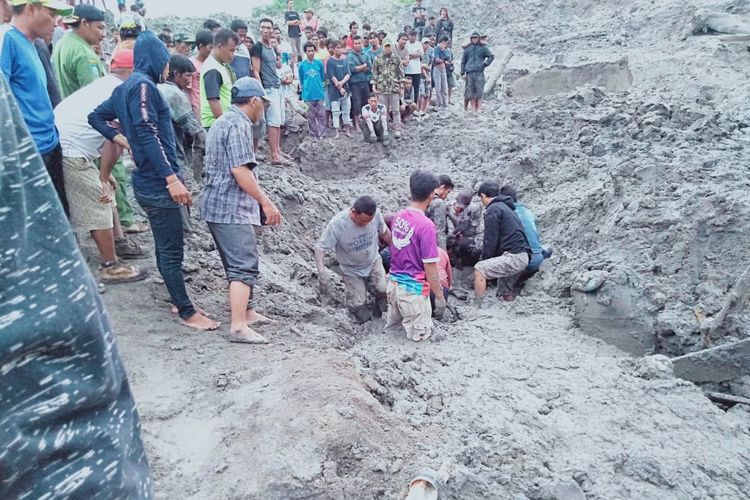 Warga saat mencari pekerja tambang timah inkonvensional di Blok 8 Lubuk Besar, Bangka Tengah, Selasa (18/6/2019).